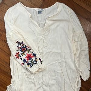 Cute Old Navy tunic shirt. Embroidery on sleeves. Size M. Good condition.